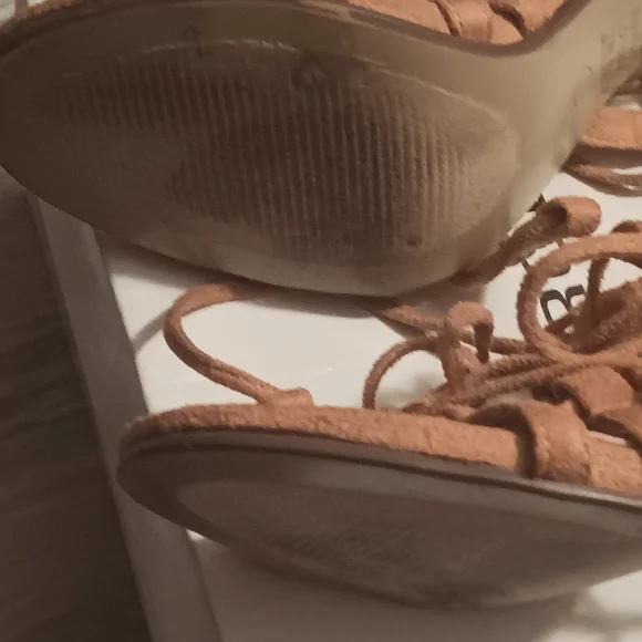 Cape Robbin Heels - Picture 5 of 10